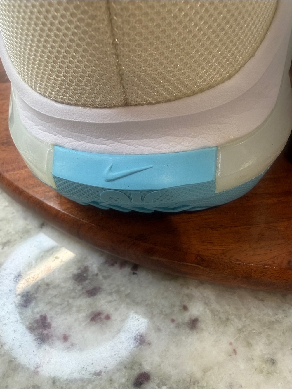 LeBron witness 6 Easter Sneakers - Picture 12 of 16